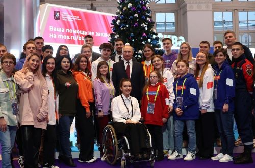 22 декабря Владимир Путин посетил Дом молодёжи в Центральном Манеже, где познакомился с молодёжными проектами, реализуемыми в России.